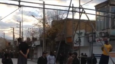 İran 2 Kürdü halkın gözü önünde astı