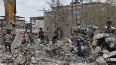 Şüpheli bir yangınla kullanılamaz hale gelen Yılmaz Güney Sineması tamamen yıkıldı.