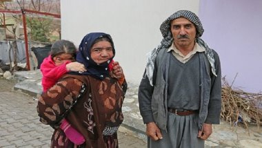 36 yıldır kızını sırtında taşıyor