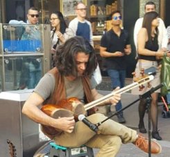 Londra sokaklarında Kürtçe ezgiler