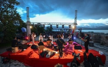 Akdamar’da 10 dilde konser