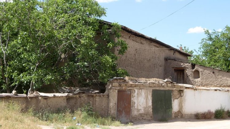 15 gün boyunca annesinin cesediyle uyudu