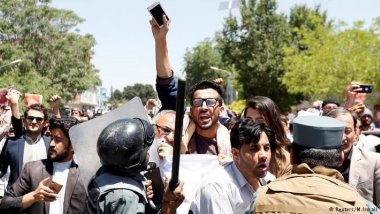 Afganistan'da cenaze töreninde bombalar patladı