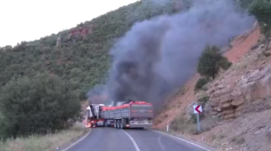 PKK Dersim’de bir tırı ateşe verdi