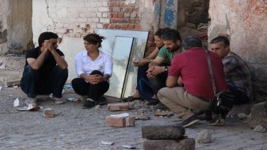 HDP'li milletvekilleri Sur'da oturma eylemi başlattı