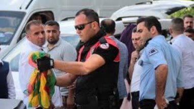 Ağrı'da düğün konvoyunda,sarı-kırmızı-yeşil mendiller sallayan 4 kişi tutuklandı.