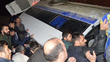 Hakkari’de yolcu minibüsü devrildi: 1 ölü, 4 yaralı