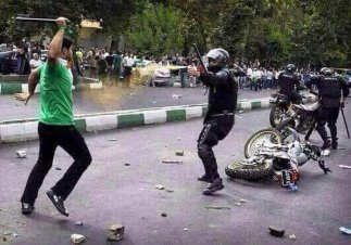 İran'da Devrim Muhafızları sokağa indi