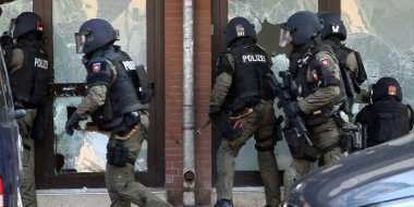 Almanya'da İranlı ajan operasyonu,Evleri aranan kişilerden 10'unun İran ordusuna bağlı Kudüs Gücü mensubu olduğu düşünülüyor.