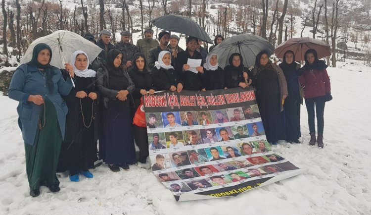 Roboskili aileler katliamın 316’ıncı haftasına çocuklarını kar yağışı altında mezarları başında andı. Aileler, “Adalet istiyoruz