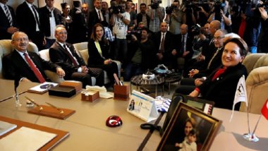 CHP'den 15 milletvekili istifa edip İYİ Parti'ye geçti