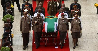 81 yaşında hayatını kaybeden,Güney Afrika’nın efsanevi lideri Nelson Mandela'nın eşi Winnie Mandela toprağa verildi.