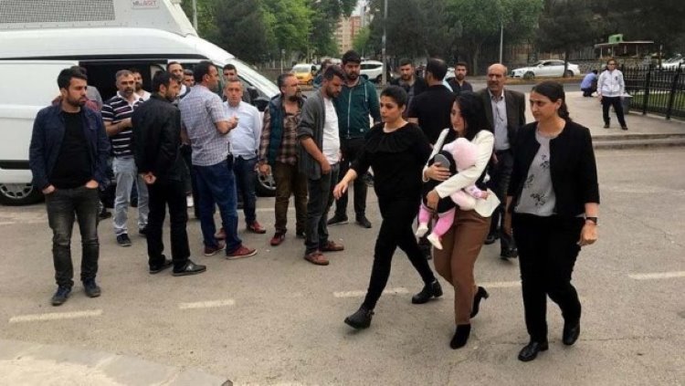 Çocuklar ölmesin” dediği için 1 yıl 3 ay hapis cezası onanan,Ayşe Öğretmen bebeğiyle cezaevine girdi