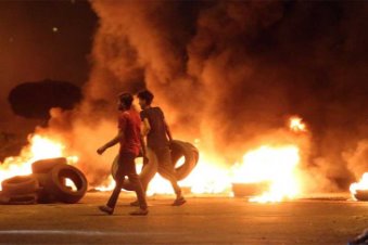 Basra'da Şii parti binaları ateşe verildi,protesto eylemlerinde 17 kişi hayatını kaybetti