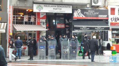 İki kentte HDP’ye polis baskını: Çok sayıda kişiye gözaltı