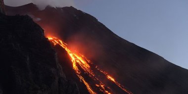 İtalya'da Etna'dan sonra Stromboli Yanardağı da faaliyete geçti