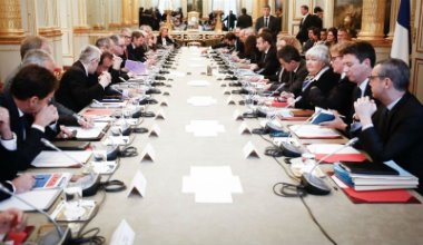 Emmanuel Macron, 'sarı yelekliler' ile aynı masada, görüşme başladı