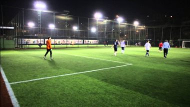 Savcı halı sahada tartıştığı öğretmenleri göz altına aldı