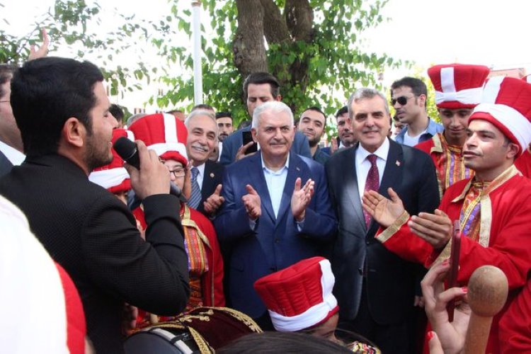 Diyarbakır'da 'Kürdistan' diyen Yıldırım, Urfa'da 'Benim köklerim burada' dedi