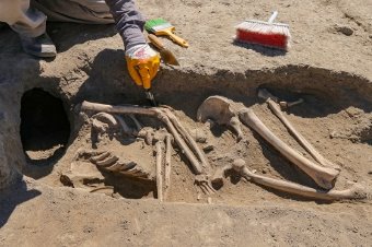 Van'da 2 bin 700 yıllık kafatası olmayan kadın iskeleti bulundu