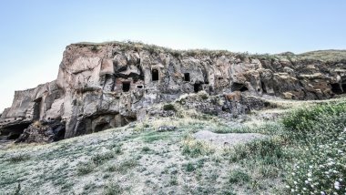 Bitlis'te 5 bin yıllık seramik ve 883 yıllık kitabe bulundu 