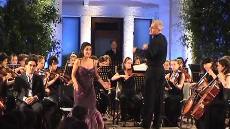 Kürt müziğini opera ile buluşturan, uluslararası üne sahip Soprano Pervin Chakar'ı Tanıyalım