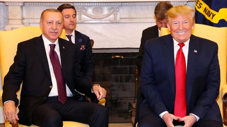 Alman Basını: 'Trump, Kuyruğunu sallayan bir köpek gibiydi'