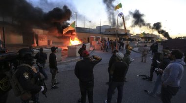 Irak'ta gösteriler Haşdi Şabi'ye ait binayı yaktı