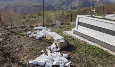 Askerler, ailelerin gözleri önünde mezar taşlarını parçaladı