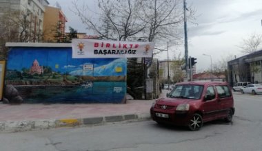 Van'da afiş AKP'ye serbest HDP'ye yasak