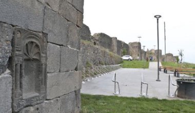 Diyarbakır Surları'nda binlerce yıllık kitabeyi matkapla çalmaya çalıştılar