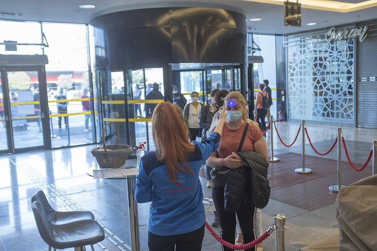 Türkiye'de muhalefetten AVM'lerin Açılmasına Tepki: 'Peki Camiler Neden Kapalı?'