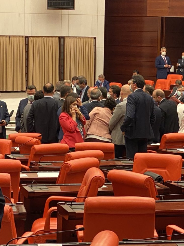 CHP'li Özel'e TBMM'de yumruklu saldırı