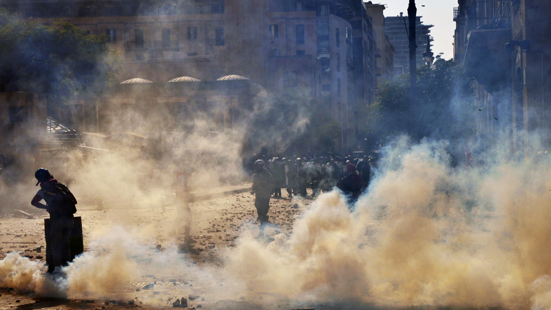 Lübnan'da protestolar sürüyor; Bir polis öldü, yaralı sayısı 490'a yükseldi