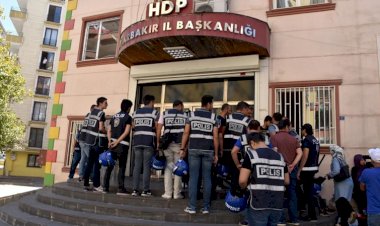 Diyarbakır'da HDP'nin il ve ilçe binalarına baskın