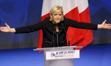 Fransa'da  Le Pen'den "başörtüsü yasaklansın" çağrısı