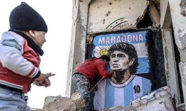 Maradona'nın resmini İdlib'de yıkılan bir evin duvarına çizdi