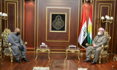 Başkan Barzani, provokatörlerin tekme attığı KDP’liyle görüştü
