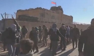 Ayn İsa’da Rus güçlerine taşlı protesto