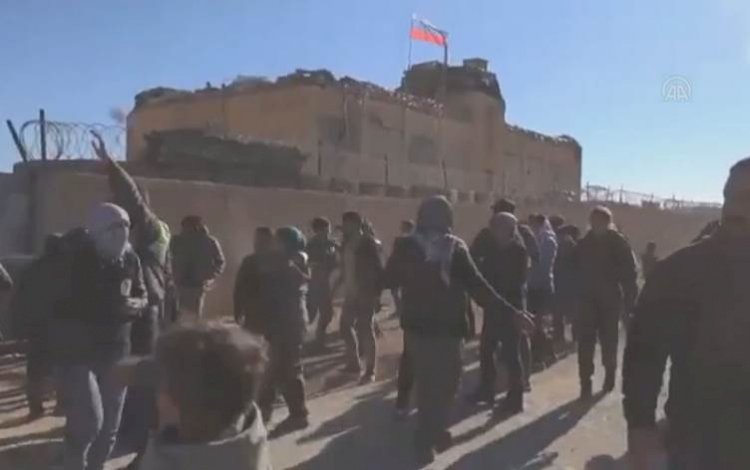 Ayn İsa’da Rus güçlerine taşlı protesto