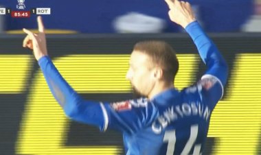 İngiltere’de bozkurt işareti yapan Cenk Tosun’a tepki