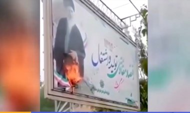 Hamaney posteri yakan gençlere 40 yıl hapis