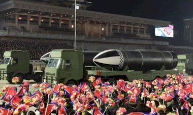 Kuzey Kore lideri Kim ‘dünyanın en güçlü silahı’ ile gövde gösterisi yaptı