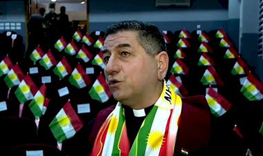 Gittiği her ülkeye Kürdistan Bayrağı götüren papaza ödül