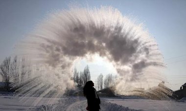 Ağrı'da havaya atılan kaynar su dondu