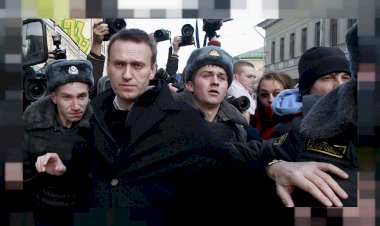 Rus muhalif lider Navalni'ye 3,5 yıl hapis cezası