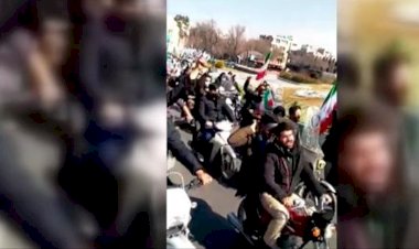 İran devrim kutlamalarına,  Ruhani aleyhine atılan sloganlar damgasını vurdu