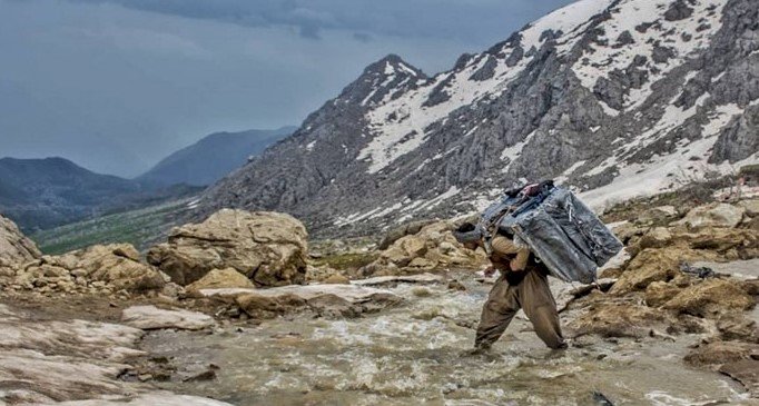 İran güçlerinden Kürt kolberlere saldırı: 3 yaralı