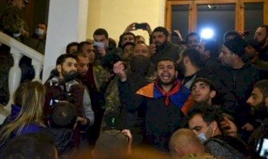 Ermenistan’da göstericiler hükümet binasını bastı