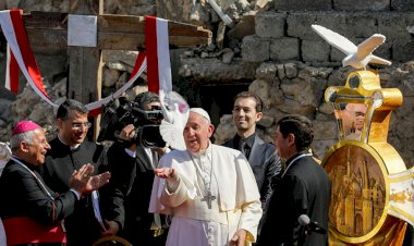 Papa, Musul'da kiliselerin enkazı arasında dua etti